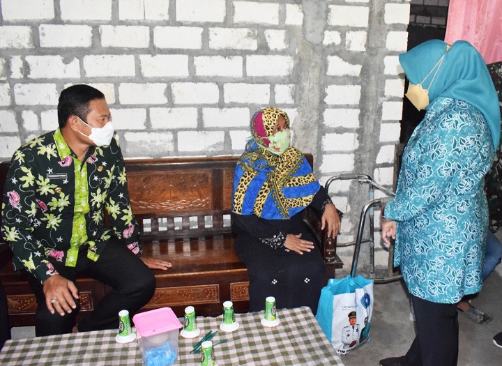Ketua TP PKK Lamongan Anis Yuhronur Efendi, dengan bupati mengunjungi masyarakat rentan di Desa Karangwungulor peserta program Home Care Service. SP/MUHAJIRIN KASRUN