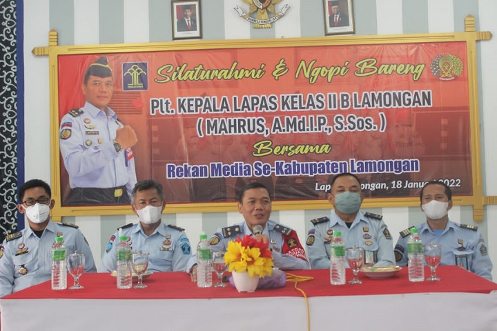Plt. Kalapas, Mahrus saat memperkenalkan diri dan menjelaskan program Lapas ke awal media. SP/MUHAJIRIN KASRUN