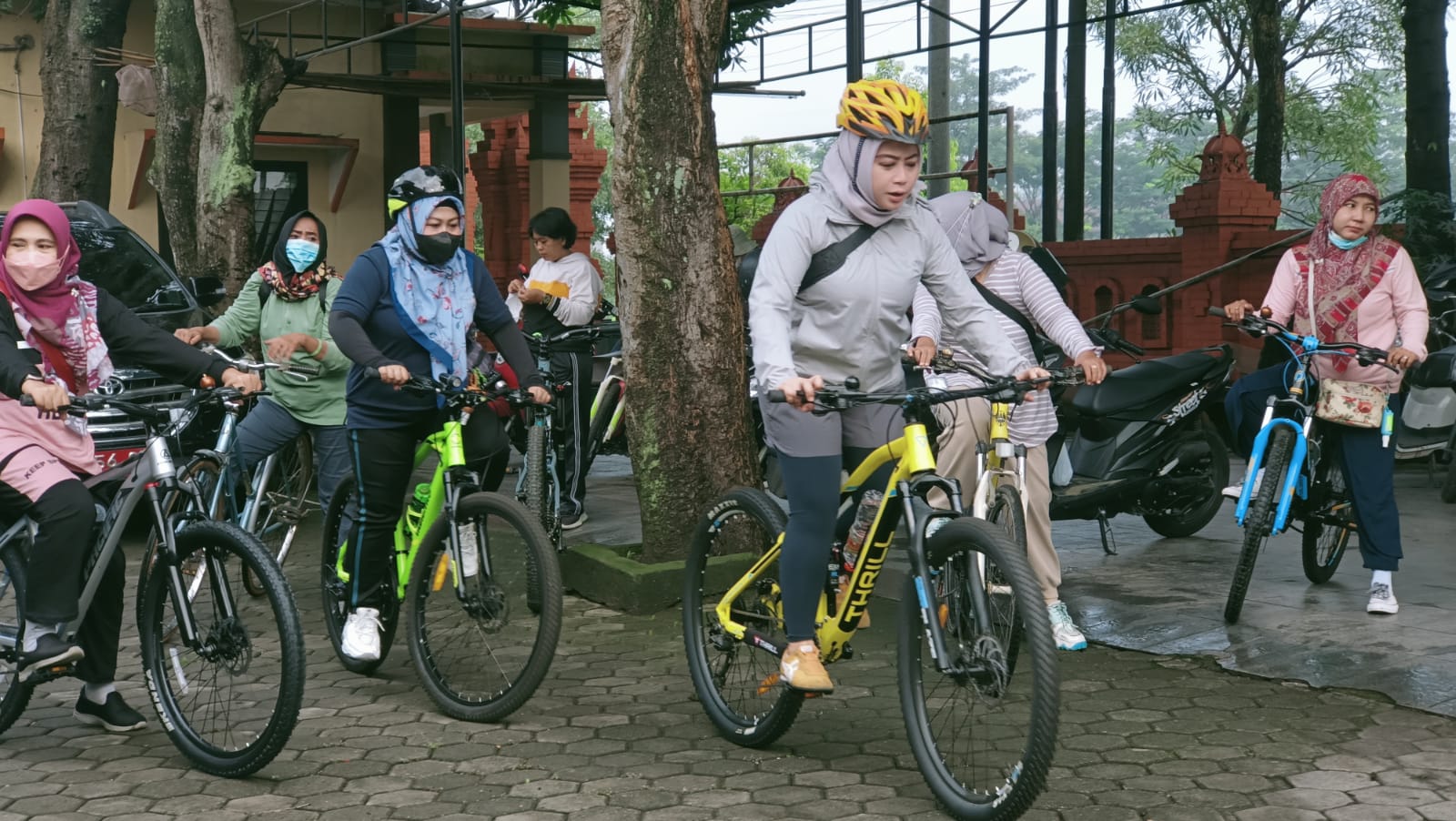 Kepala Diskopukmperindag Kota Mojokerto, Ani Wijaya saat mengikuti gowes rutin bersama seluruh jajaran dan stafnya. SP/Dwy AS