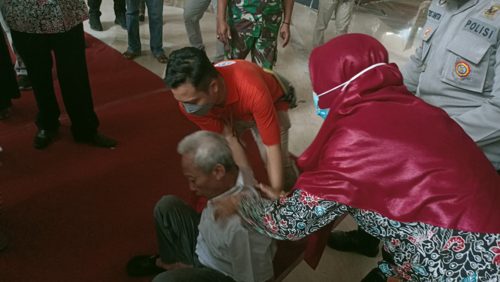 Seorang lansia tiba-tiba kejang saat hebdak mengikuti vaksinasi booster massal di Atrium Sunrise Mall Kota Mojokerto. SP/Dwy AS