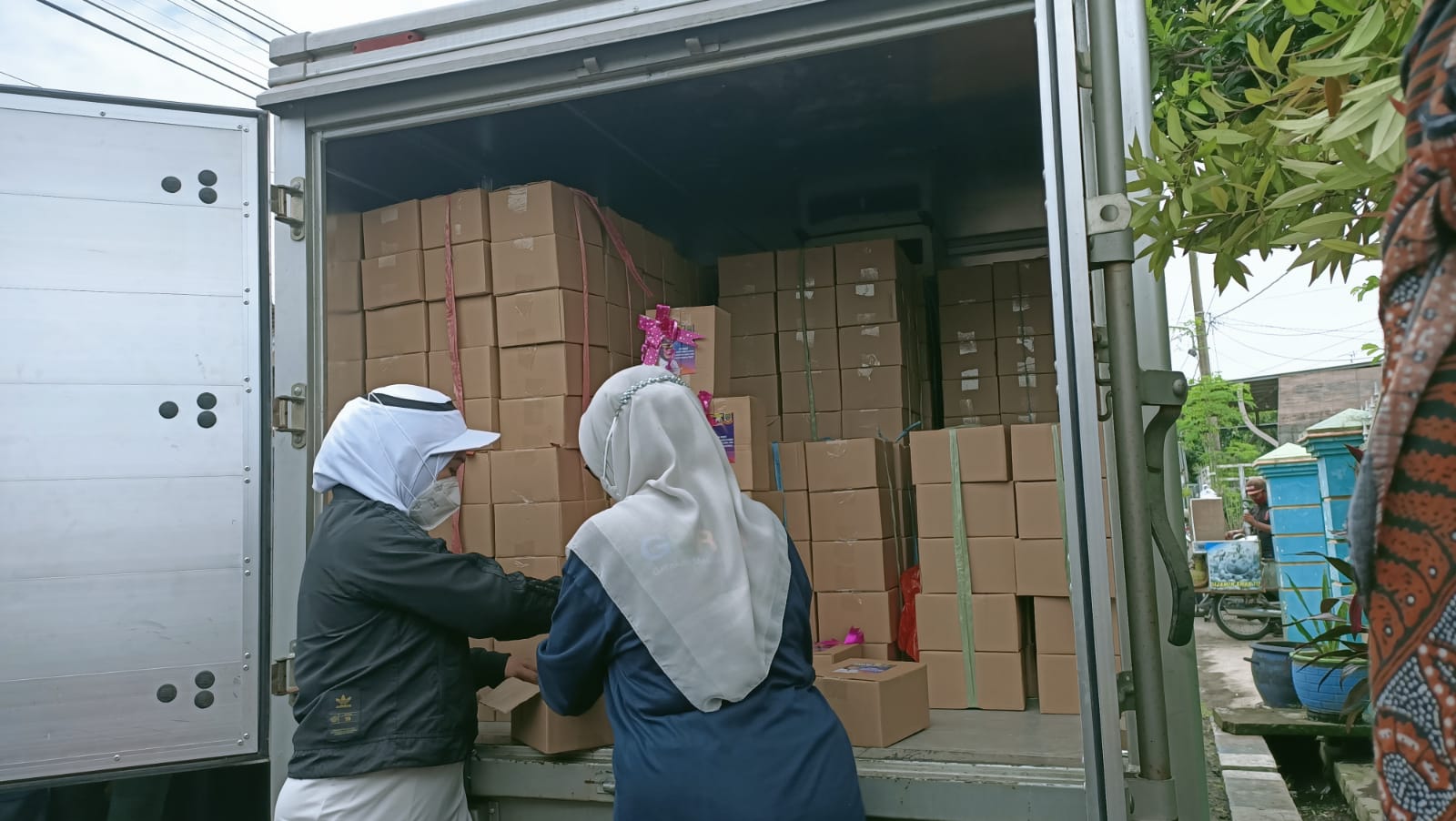 Wali Kota Mojokerto Ika Puspitasari saat membagikan paket imunitas tubuh kroada warga Kelurahan Pulorejo. SP/Dwi AS