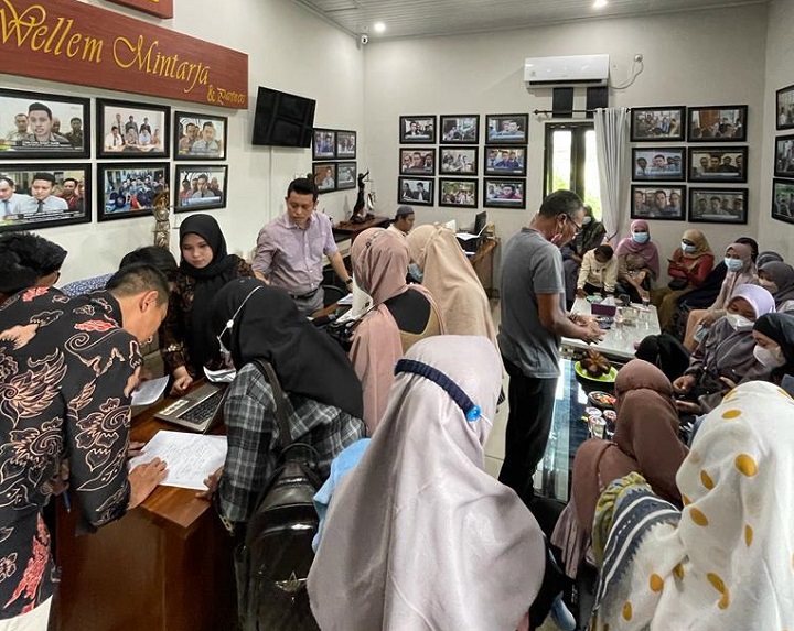 Para korban investasi bodong saat mendatangi kantor pengacara Wellem Mintarja. SP/MUHAJIRIN KASRUN
