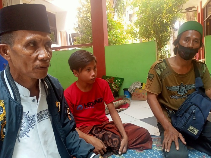 Keluarga Korban penganiayaan Sudarsono dan kakaknya Sutrisno saat di RSUD.Moh. Anwar Sumenep. SP/Ainur Rahman