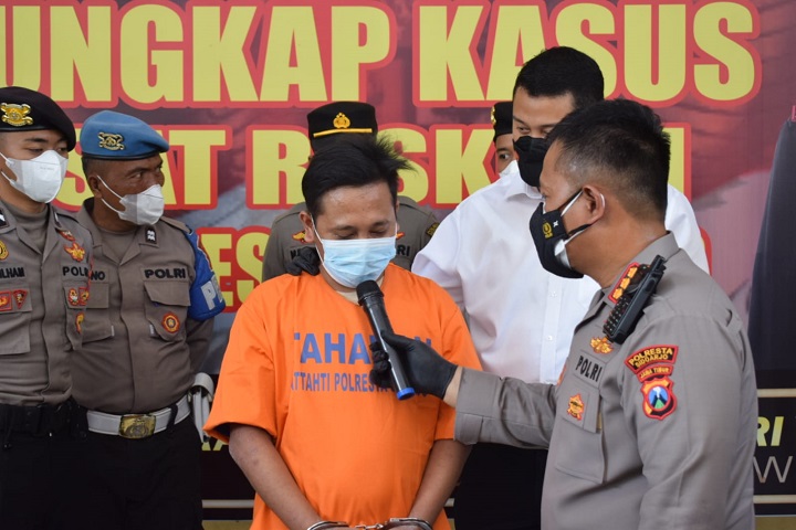 H, rampok yang melempar bondet kepada korbannya dihadirkan saat rilis. SP/Sugeng Purnomo