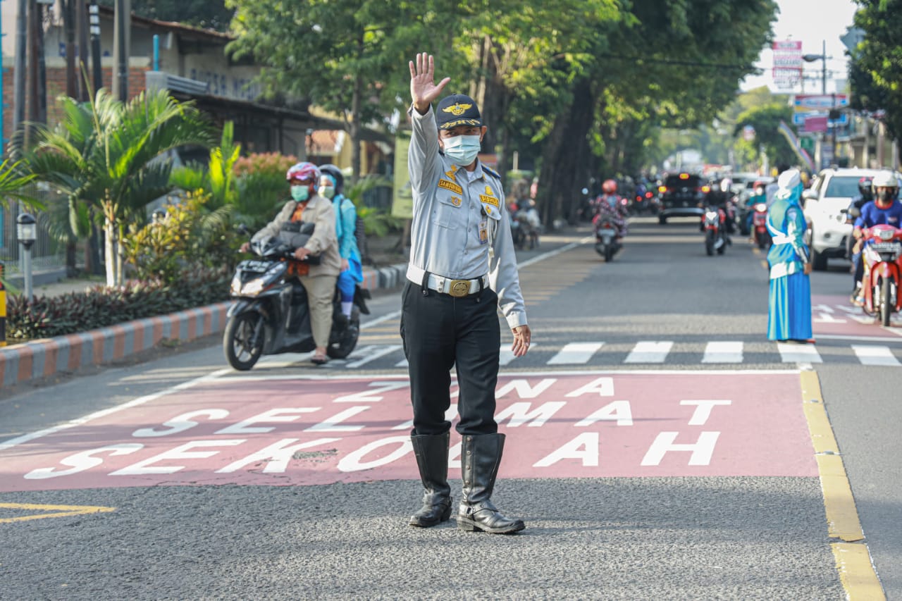 Petugas Dishub Kota Kediri saat mengatur lalu lintas