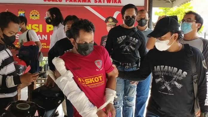 Hadir, pelaku begal sadis saat dihadirkan dalam rilis. 