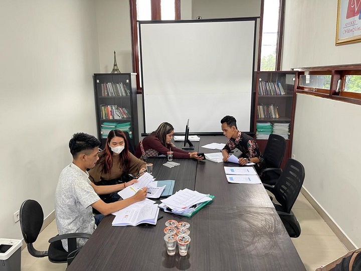 Para Korban saat mendatangi Kantor  Pengacara Wellem Mintarja menyerahkan berbagai bukti transaksi investasi dengan reseller AR. SP/MUHAJIRIN