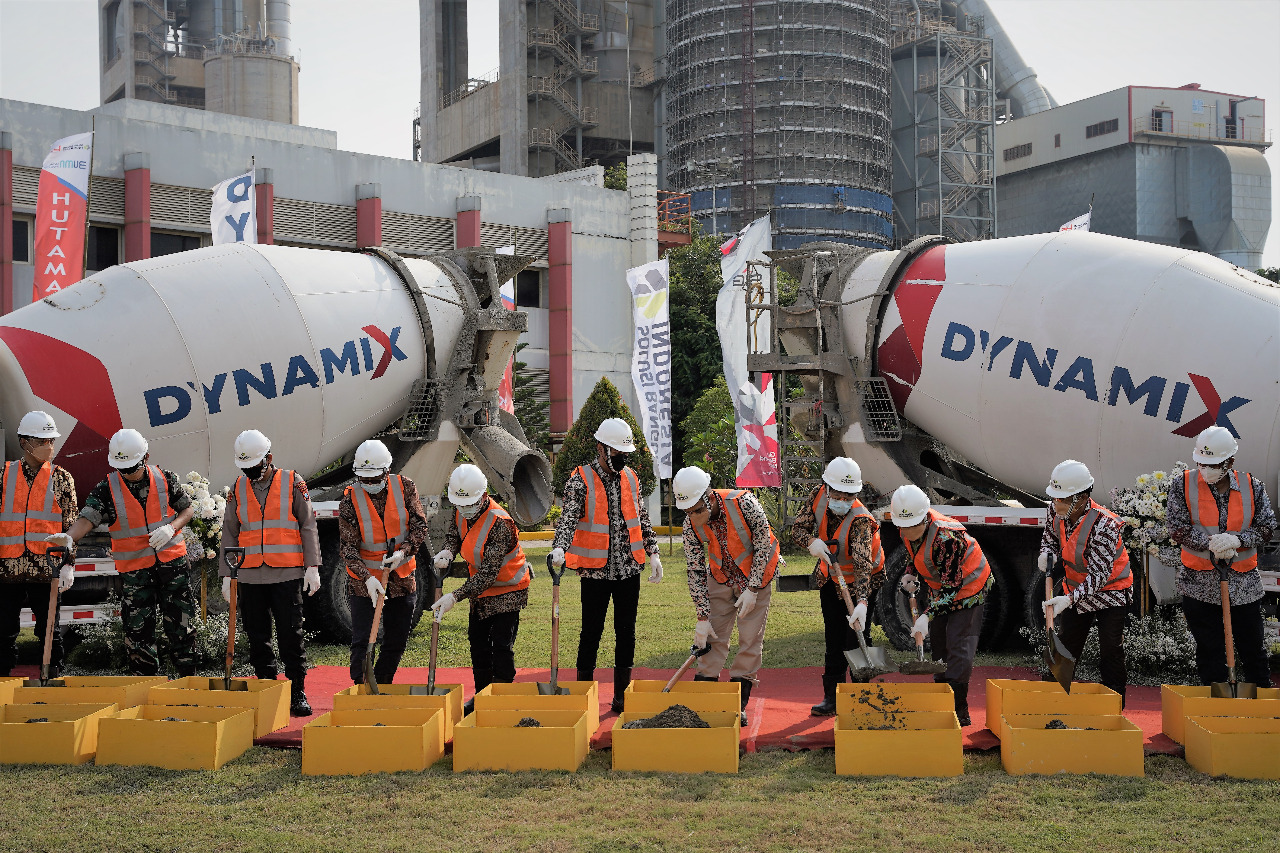 Bupati Tuban Aditya Halindra Faridzky (enam dari kiri), Direktur Strategi Bisnis dan Pengembangan Usaha SIG, Aulia Mulki Oemar (tujuh dari kiri) saat peletekan batu pertama di Tuban Jawa Timur, Jumat (28/1). SP/SIG