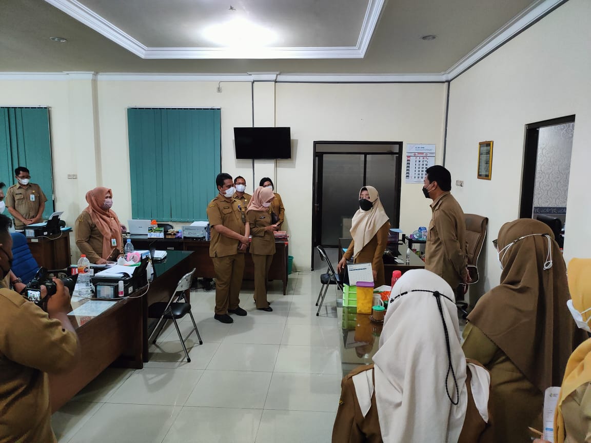 Bupati Mojokerto Ikfina Fahmawati saat sidak vaksinasi booster di kantor Pemkab Mojokerto. SP/Dwi AS