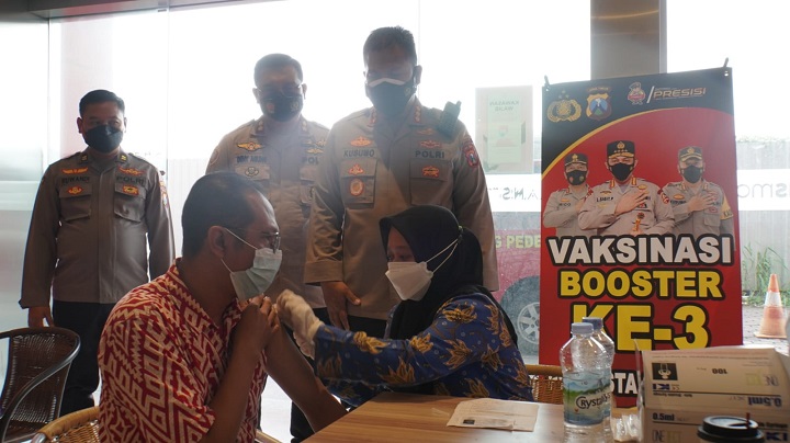 Kapolresta Sidoarjo Kombes Pol. Kusumo Wahyu Bintoro meninjau vaksinasi di mall. SP/Sugeng Purnomo