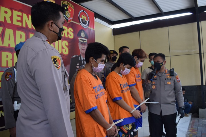 Kapolresta Sidoarjo Kombes Pol Kusumo Wahyu Bintoro menanyai para pelaku saat rilis. SP/Sugeng Purnomo