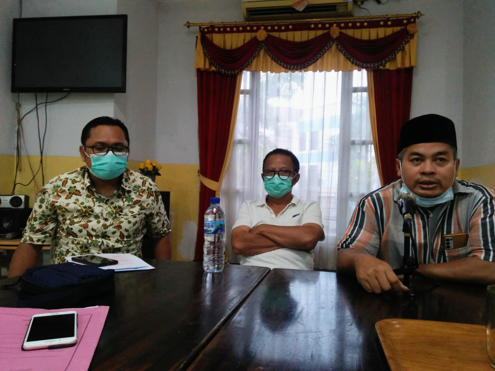 Khilmi (Tengah) anggota DPR RI didampingi dua anggota DPRD Lamongan dari Fraksi Gerindra saat jumpa pers bersama awak media.

FOTO:SP/MUHAJIRIN KASRUN