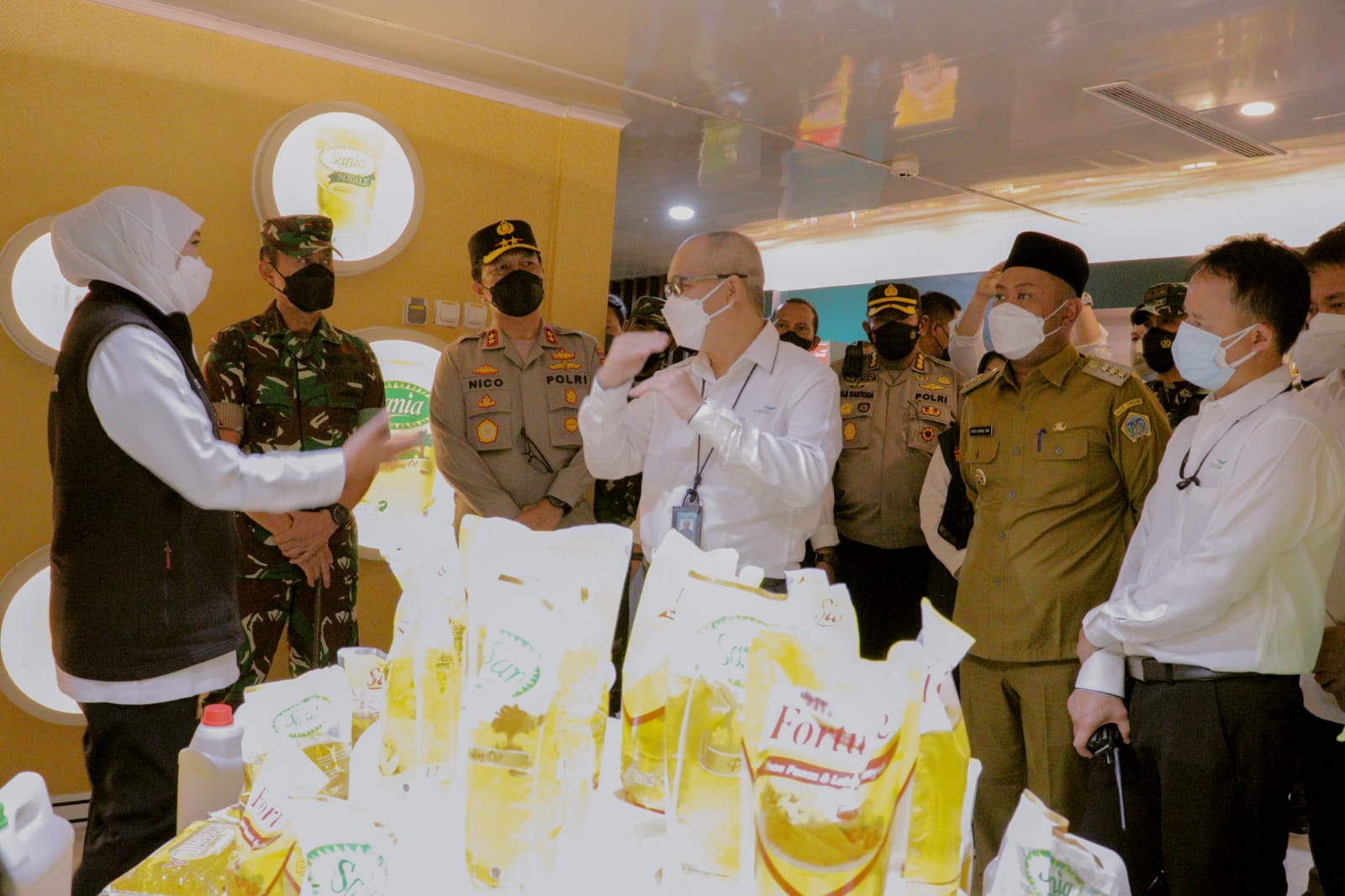 Gubernur Jatim Khofifah Indar Parawansa didampingi Pandam Brawijaya dan Kapolda Jatim saat melakukan inspeksi di PT Wilmar Nabati Indonesia di Gresik. SP/Grs