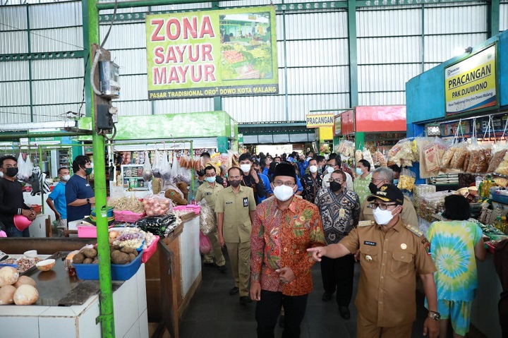 Bupati Sidoarjo Ahmad Muhdlor berkunjung langsung ke Pasar Rakyat Oro-Oro Dowo, Kecamatan Klojen, Kota Malang. SP/Sugeng Purnomo