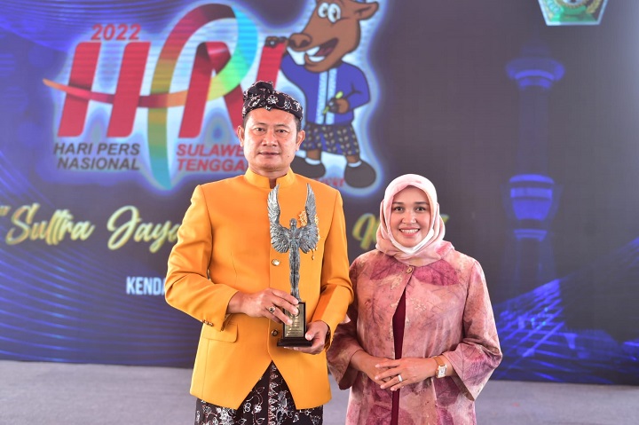 Bupati Lamongan Yuhronur Efendi menerima penghargaan anugerah kebudayaan AK-PWI di Kendari Sulteng. SP/DOK HUMAS