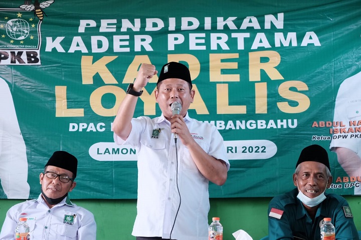 Ketua DPC PKB Lamongan H. Abdul Ghofur saat memberikan motivasi dalam pembekalan kader Loyalis. SP/MUHAJIRIN KASRUN