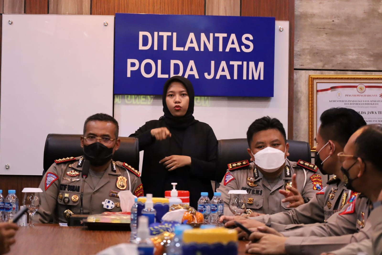 Jumpa pers  di Mapolda Jatim Jalan Ahmad Yani Surabaya, Jumat (11/2/2022).