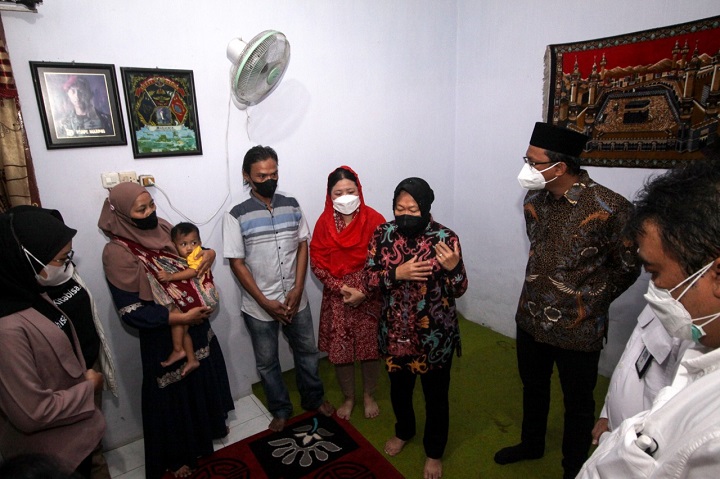 Mensos Risma bersama Bupati Sidoarjo mengunjungi rumah balita yang mengalami kelainan Atresia Ani atau tidak mempunyai lubang anus sejak lahir. SP/Sugeng Purnomo