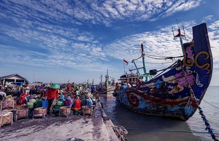 Kapal Nelayan bersandar dan menjanjakan ikannya di tempat pelelangan ikan. SP/MUHAJIRIN KASRUN