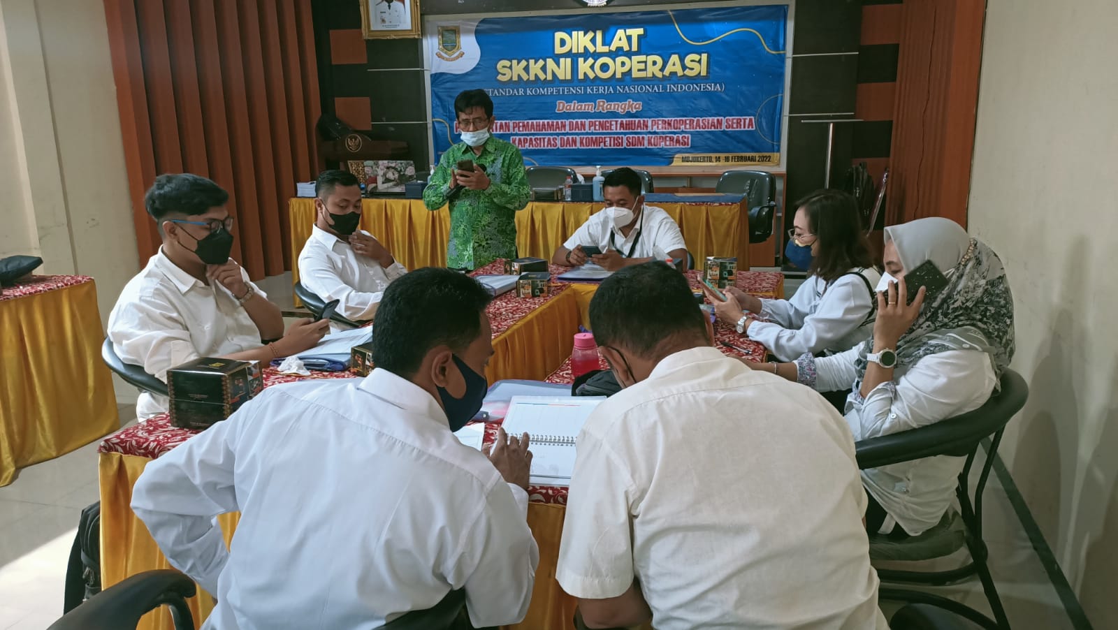 Puluhan pengurus koperasi simpan pinjam dan unit simpan pinjam serius mengikuti uji kompetensi di Aula Diskopukmperindag Kota Mojokerto. SP/Dwy AS