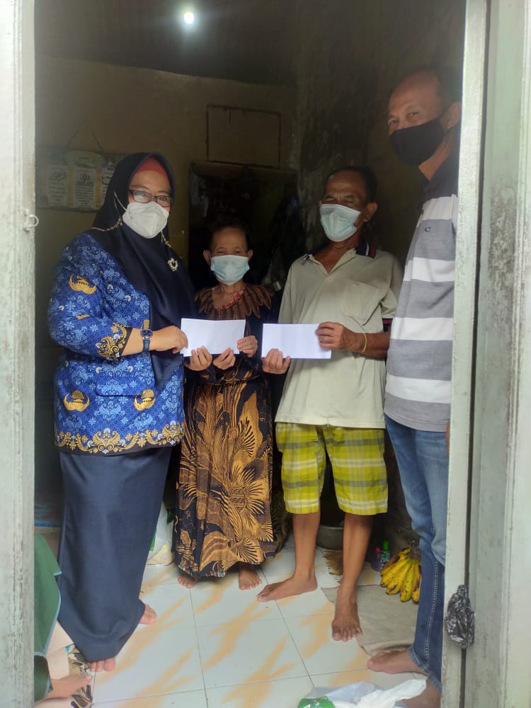 Wabup Aminatun Habibah saat memberi bantuan kepada tiga bersaudara warga miskin di Kelurahan Pekelingan. SP/Grs