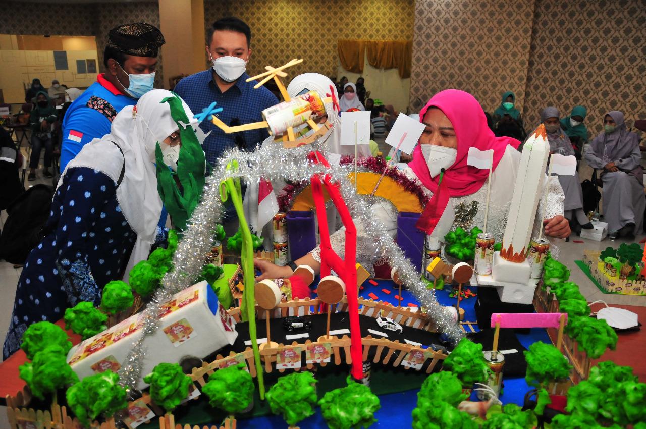 Ketua Dharma Wanita Kota Surabaya sekaligus pemerhati PAUD Chusnur Ismiati Hendro Gunawan Surabaya sedang menilai salah satu karya peserta. SP/MIN