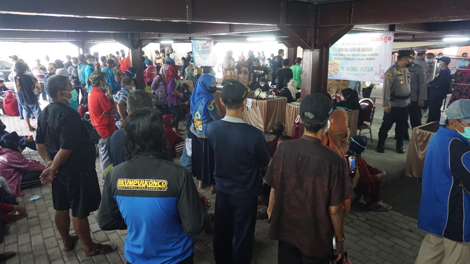 Operasi pasat minyak goreng rest area gunung gedangan yang sudah layani 36 ribu liter lebih dalam sehari. SP/Dwi AS