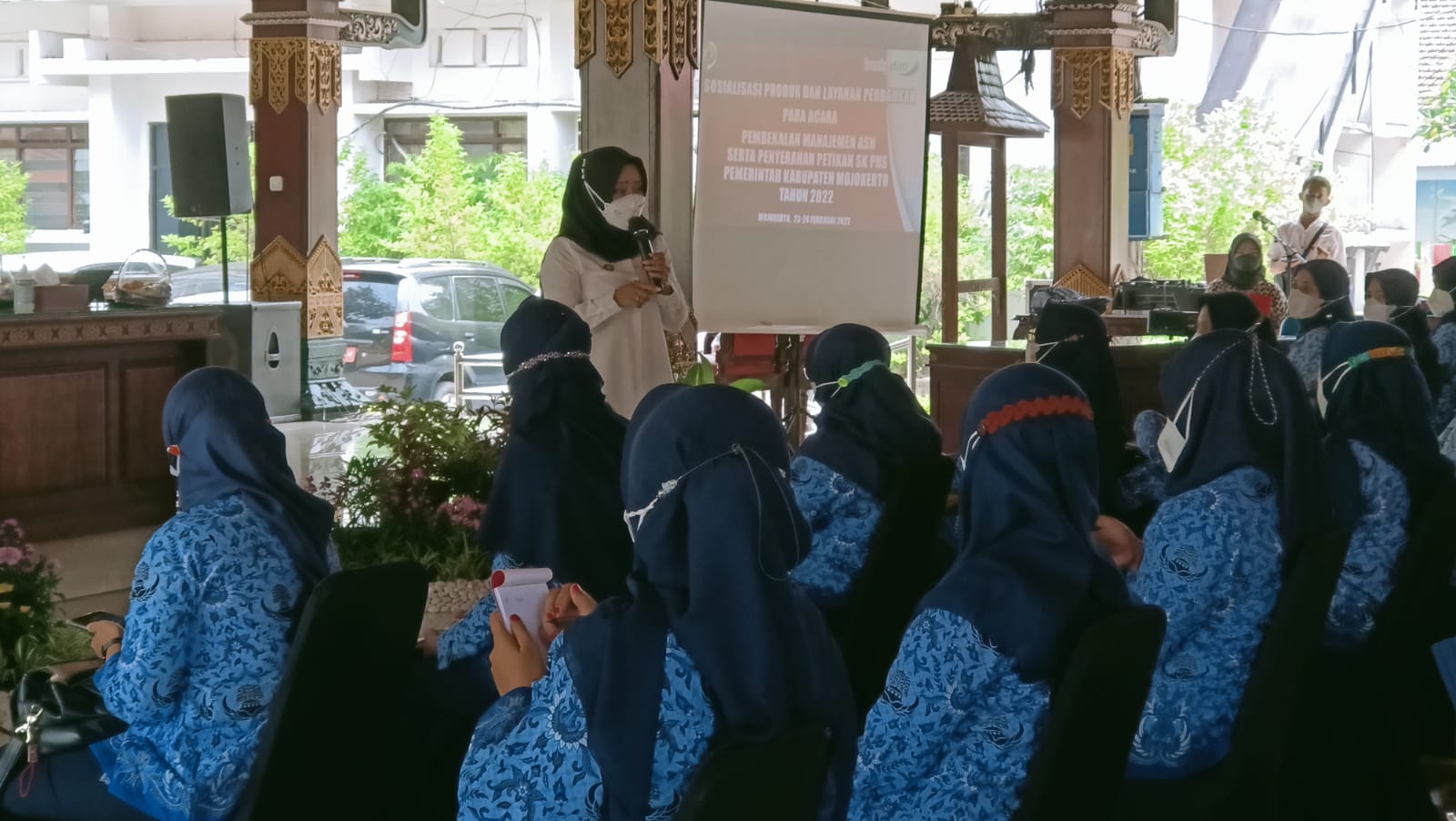Bupati Mojokerto, Ikfina Fahmawati saat membuka acara Sosialisasi dan Pembekalan Manajemen ASN di Pendopo Pemkab Mojokerto, Rabu (23/2/2022) pagi. SP/Dwi AS