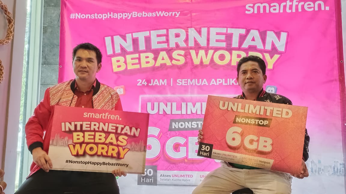 Regional Head Greater EJ, NCJ & BN Smartfren, Litoco Gunawan (kiri) saat foto memamerkan produk Unlimited Nonstop milik Smartfren di Cafe Kota Kediri