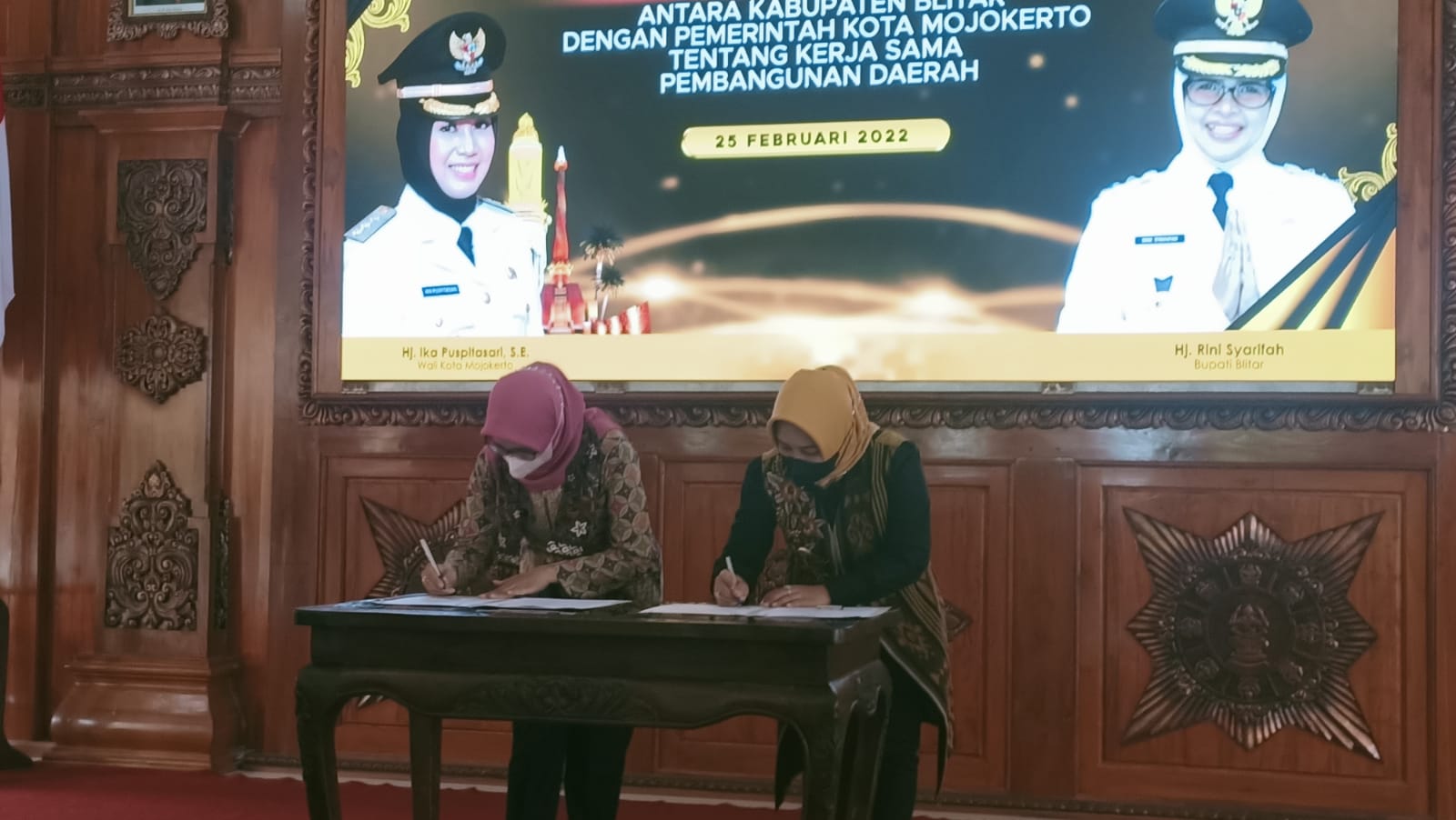 Wali Kota Mojokerto, Ika Puspitasari saat menerima kunjungan kerjja Bupati Blitar, Rini Syarifah di Pendopo Rumah Rakyat Kota Mojokerto. SP/Dwy AS