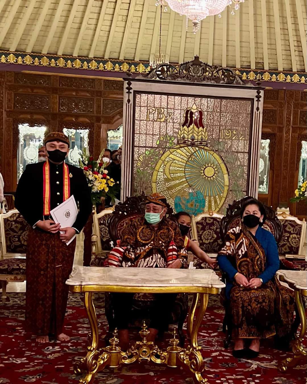 Hendra Purnomo, SE, MM, anggota DPRD Kabupaten Mojokerto dari Partai Gerindra mendapat anugerah gelar bangsawan dari Keraton Surakarta, kemarin. SP/Dwy AS