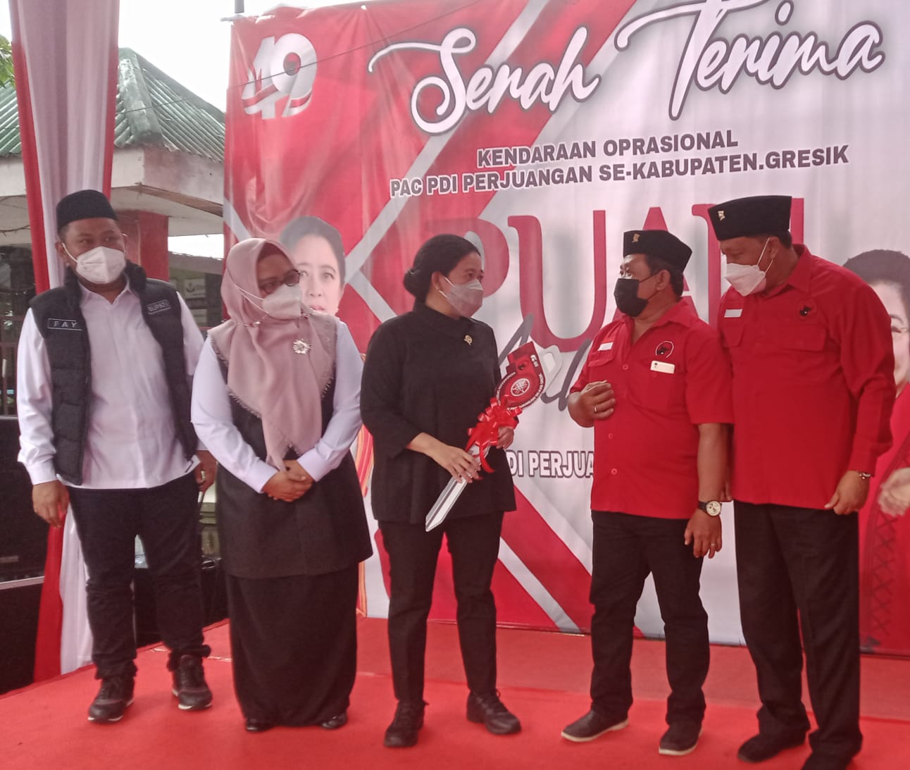 Ketua DPP PDIP Puan Maharani didampingi Bupati Gresik Fandi Akhmad Yani, Wabup Aminatun Habibah dan Ketua DPC PDIP Gresik Mujid Riduan membagikan motor operasional secara simbolis kepada PAC PDIP di Gresik. SP/GRS