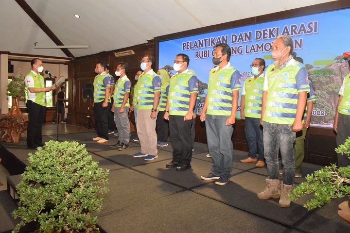 Pengurus Rumah Bonsai Indonesia (Rubi) saat dilantik oleh Ketum Rubi Nasional di Pendopo Lokatantra. SP/Hms