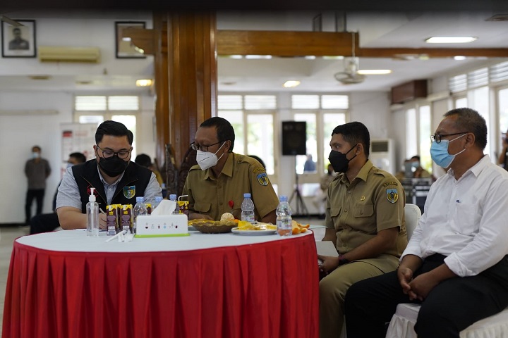 Bupati Kediri Haninditho Himawan Pramana (paling kiri) saat membahas pembangunan dua jembatan penghubung antar wilayah bersama dinas terkait. SP/Istimewa