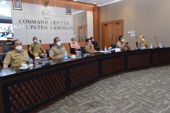 Bupati dan jajarannya saat mengikuti teleconference bersama Wakil Presiden RI Ma’ruf Amin, Selasa (8/3/2021) di Command Center Pemkab Lamongan. SP/MUHAJIRIN KASRUN
