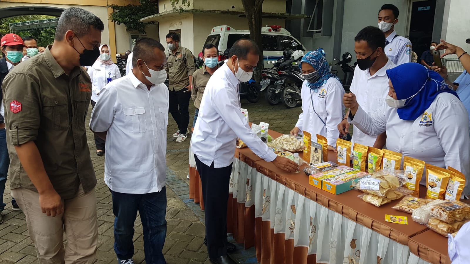 Sekda bersama ketua PWI Jatim dan Lamongan melihat dari dekat hasil produk yang dihasilkan oleh pelaku IKM dan UMKM. FOTO:SP/MUHAJIRIN KASRUN
