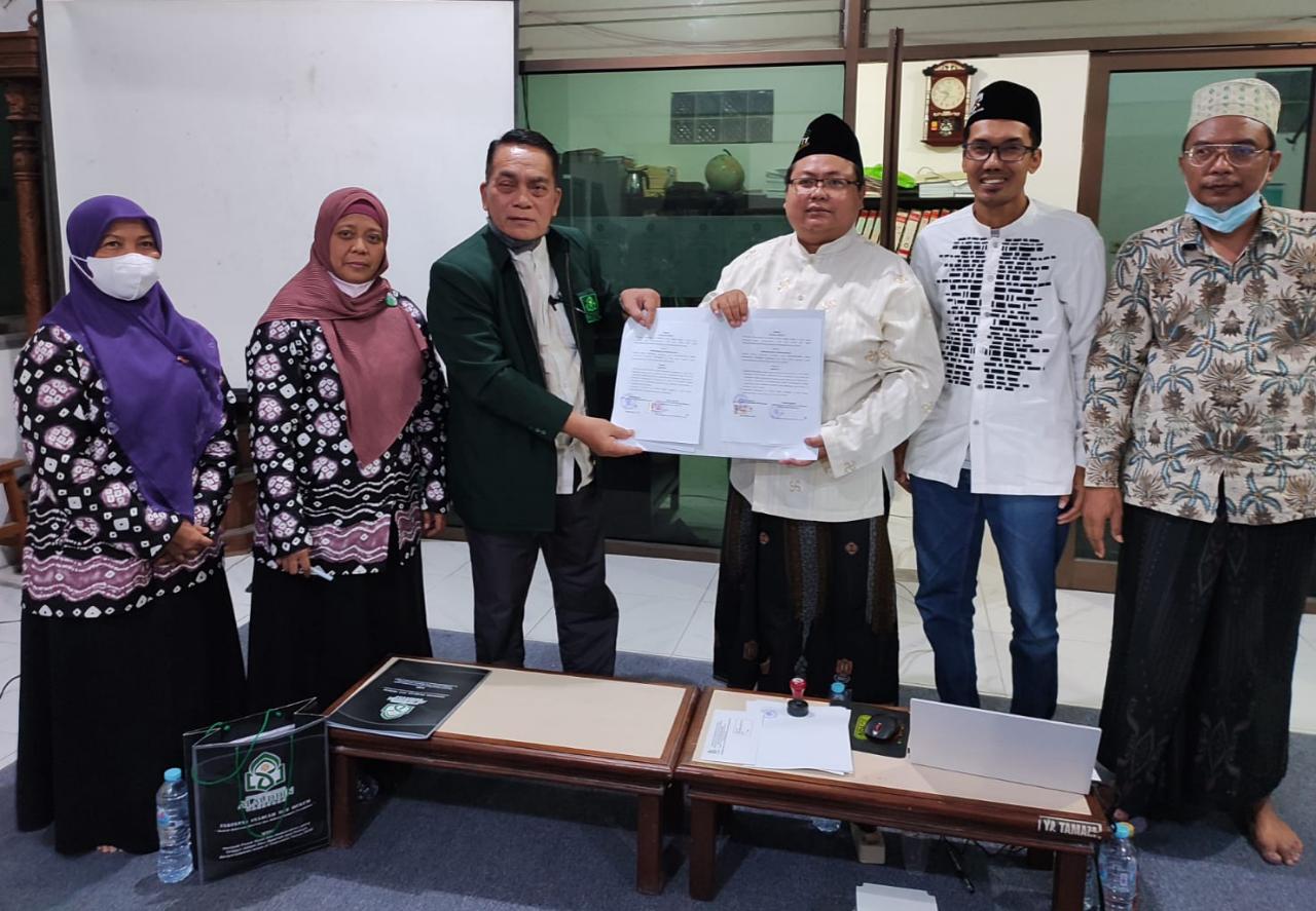 Kaprodi Ilmu Falak, Wakil Dekan III UIN  Makassar teken MoU bersama Ketua, Sekretaris, dan Dewan Pakar LF PCNU Gresik. SP/Grs
