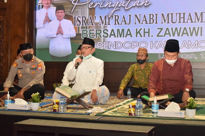 KH. Zawawi Imron saat menyampaikan tausiahnya saat Khotmil Qur'an dalam rangka peringatan Isro' Mi'roj di Pendopo Lokatantra Pemkab Lamongan. SP/MUHAJIRIN KASRUN