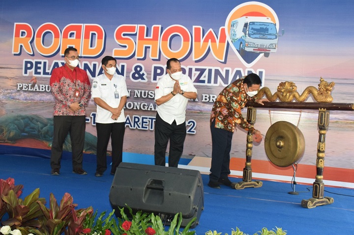 Bupati saat memukul gong menandai dibukanya roadshow perijinan. SP/MUHAJIRIN KASRUN