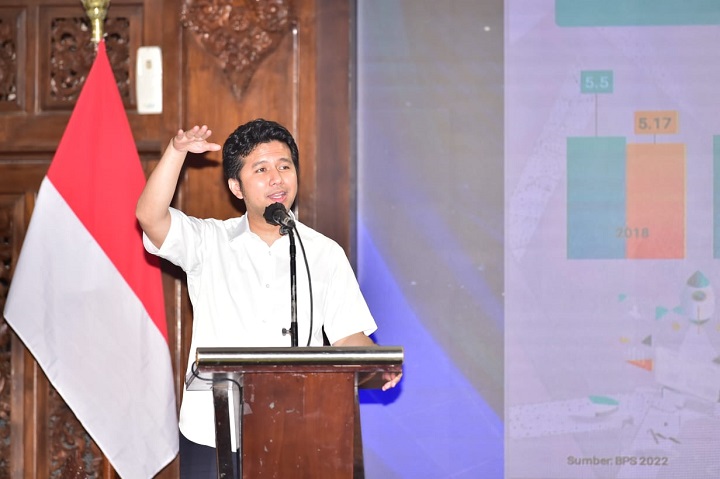 Wakil Gubernur Jawa Timur Emil Elestianto Dardak, saat menyampaikan kiat-kiatnya dalam penanganan kemiskinan ekstrem di Jawa Timur. SP/MUHAJIRIN KASRUN