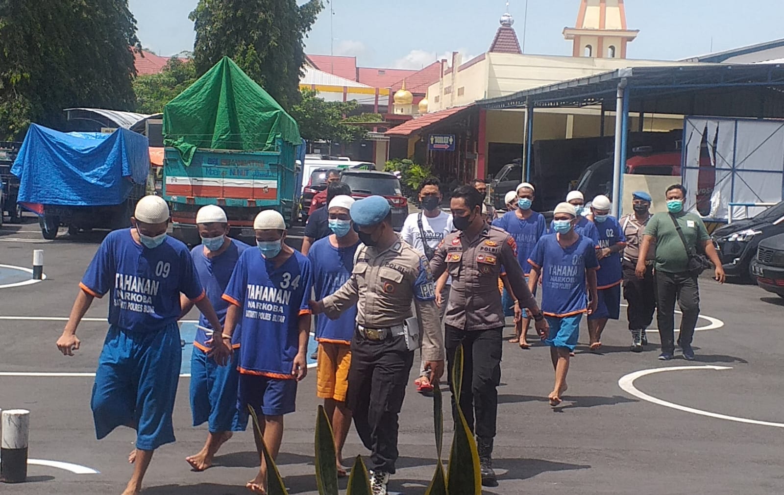 Ke 42 tersangka saat digelandang petugas. SP/Hadi Lestariono