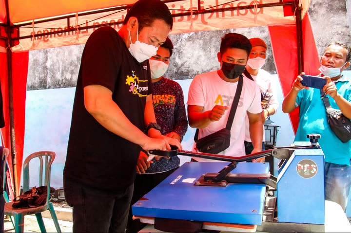 Bupati saat mencetak kaos sablon tulisan YES dalam  pameran produk hasil karya pemuda Lamongan. SP/MUHAJIRIN KASRUN