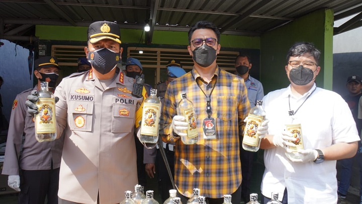 Polisi saat menggelar konferensi pers penggerebekan rumah produksi miras oplosan di Sidoarjo. SP/Sugeng Purnomo