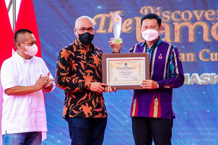 Bupati Lamongan saat menerima penghargaan award dari PWI Jatim. SP/MUHAJIRIN KASRUN