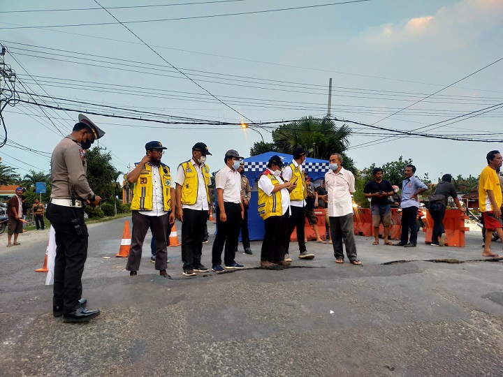 Tim dari BBPJN Jatim Bali saat mengecek keberadaan jembatan yang ambles. SP/MUHAJIRIN KASRUN