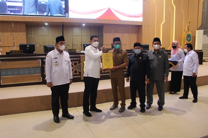 Ketua bersama pimpinan DPRD saat menyerahkan rekomendasi LKPJ ke bupati. SP/MUHAJIRIN KASRUN