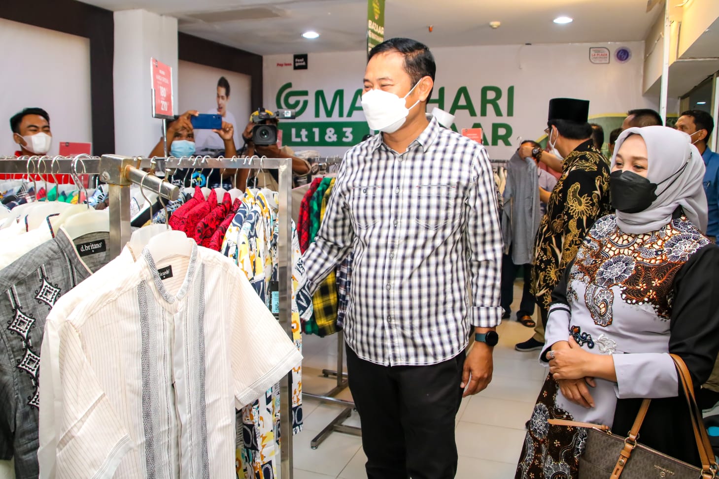 Bupati bersama istri saat melihat dari dekat produk fashion yang sudah siap untuk ditumbasi oleh warga Lamongan.

FOTO:SP/MUHAJIRIN KASRUN