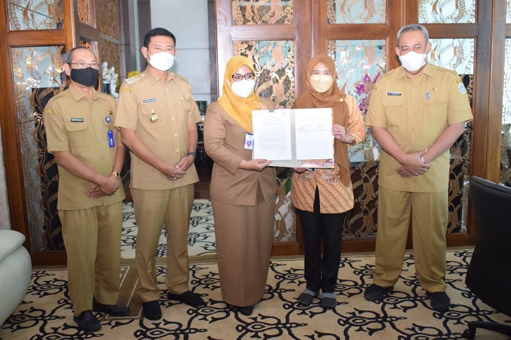 Plt Direktur RSUD Karangkembang, dan Pihak BPJS menunjukan Mou yang telah ditandatanganinya.SP/MUHAJIRIN KASRUN