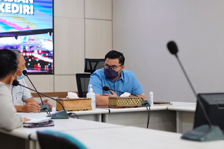 Bupati Hanindhito Himawan Pramana mendorong supaya perusahaan daerah air minum (PDAM) dapat menjadi pemasok kebutuhan air bersih bandara. SP/Can