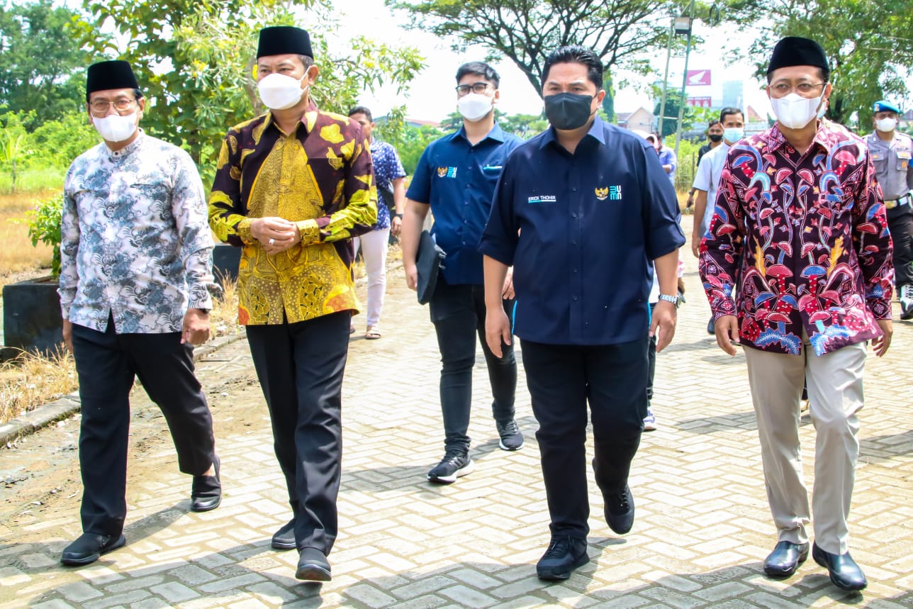 Menteri BUMN Erick Thohir ditemani bupati, dan rektor saat berada di kampus UNISDA.

FOTO:SP/MUHAJIRIN KASRUN